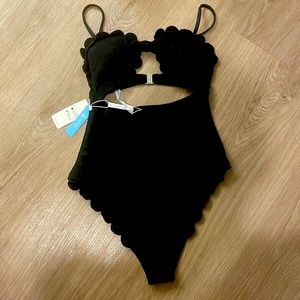 NWT Cupshe cutout scallop one-piece black medium